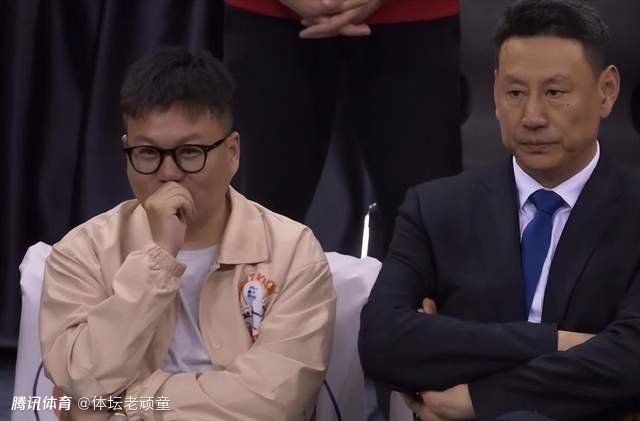 镜头下，孙怡与男友董子健大方合体，甜蜜互动。