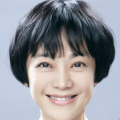 她在博文中写道：“一家四口'好好'的，生完二宝的麻麻才发现，小叮当先生已经没有手抱麻麻了。